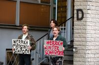 ZERV - Zeit der Abrechnung – Silvia (Vanessa Loibl, hinten M.) blockiert gemeinsam mit Rainer (Tillmann Felix Eckardt, l.) und Fritz (Kjell Brutscheid, r.) den Eingang des Jugendamts.