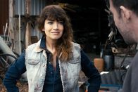 Schrotten! – Luzi (Anna Bederke), die Cousine von Mirko (Lucas Gregorowicz), ist - zu seinem Erstaunen - in seiner Abwesenheit erwachsen geworden.