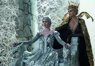 The Huntsman & The Ice Queen – Eiskönigin Freya (Emily Blunt, l.); böse Königin Ravenna (Charlize Theron, r.)