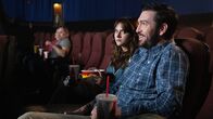 Cat Person – Studentin Margot (Emilia Jones) hat ein Date mit dem deutlich älteren Cineasten Robert (Nicholas Braun).