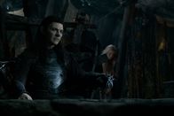 Der Herr der Ringe: Die Ringe der Macht – Adar (Sam Hazeldine, l.) treibt ein undurchsichtiges Spiel mit Galadriel (Morfydd Clark, r.).