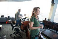 Ultimate Airport Dubai – Internationaler Flughafen Dubai - Tess Toogoog, Fluglotsin, leitet den Flugverkehr.  (Bildnachweis: National Geographic Channels/Stephen Moro)