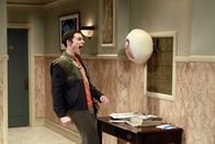 The Big Bang Theory – Geht einem Halloweenstreich auf den Leim: Sheldon (Jim Parsons) ...