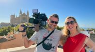 2 für 300 – Moderatorin Tamina Kallert und Kameramann Uwe Irnsinger auf einer Dachterasse in Palma - im Hintergrund erkennbar: die Kathedrale La Seu.