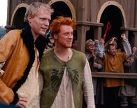 Ritter aus Leidenschaft – Um William die Chance zu ermöglichen, am Ritter-Zirkus teilnehmen zu können, rufen Geoffrey (Paul Bettany, l.) und Wat (Alan Tudyk, r.) den Ritter "Ulrich von Lichtenstein aus Gelderland" ins Leben ...
