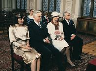 Ich heirate eine Familie – Auf dem Standesamt sind Angi (Thekla Carola Wied. l.) und Werner (Peter Weck, r.) Trauzeugen bei der Hochzeitszeremonie von Onkel Rudolf (Hans Holt, 2. v. l.) und Traudl (Lotte Ledl, 2. v. r.).