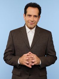 Monk – (6. Staffel) - Seitdem seine Frau ermordet wurde, leidet der ehemalige Polizeiermittler Adrian Monk (Tony Shalhoub) unter starken Phobien.