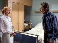 In aller Freundschaft – Oberschwester Ingrid (Jutta Kammann) will Norbert Rosteck (Rolf Zacher) zu seinem Gespräch mit dem Psychologen abholen. Doch Norbert weigert sich plötzlich vehement. Oberschwester Ingrid macht ihm klar, was das für Konsequenzen haben wird.