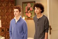 The Mick – Chip (Thomas Barbusca, l.) und sein Freund Eduardo (Faly Rakotohavana, r.) hoffen auf coole Gesellschaft.