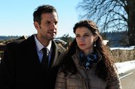 Sturm der Liebe – Nils (Florian Stadler, l.); tröstet Elena (Lili Gesler, r.)