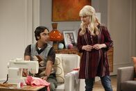 The Big Bang Theory – Treffen die letzten Vorbereitungen für die Geburt des jüngsten Gruppenmitgliedes: Raj (Kunal Nayyar, l.) und Bernadette (Melissa Rauch, r.) ...
