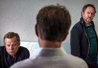 Mankells Wallander – NDR Fernsehen MANKELLS WALLANDER - VERRAT Uhr. Wallander (Krister Henriksson, links) und Martinsson (Douglas Johansson) vernehmen den verdächtigen Eric Wredin (Tobias Zilliacus).