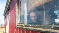 SOKO Wismar – Auf dem Grundstück vom Opfer Dolmar steht ein älterer Wohnwagen, in dem wohnt Ingo Käfer (Marc Bischoff). Es ist ihm sichtlich unangenehm, als die Kommissare ihm Fragen zu Dolmar stellen. Verheimlicht er den Kommissaren etwas?