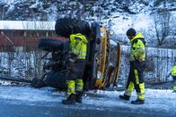 Ice Road Rescue - Extremrettung in Norwegen – Der Fahrer prallte gegen die Leitplanke und kippte den Lkw auf die Seite. Die vordere Windschutzscheibe ist völlig zertrümmert.