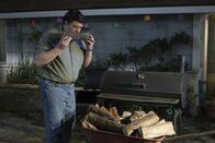 Young Sheldon – Im Glauben, endlich das Originalrezept für Rinderbrust von Meemaw in den Händen zu halten, macht sich George (Lance Barber) gleich an die Arbeit. Doch das Ergebnis ist anders als erhofft ...