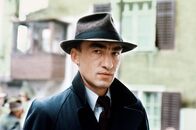 Lili Marleen – Aaron (Gottfried John) möchte seinen jüdischen Bruder in die Schweiz holen - aber der will bei seiner deutschen Geliebten bleiben.