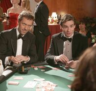 Dr. House – Dr. James Wilson (Robert Sean Leonard, r.) und Dr. Gregory House (Hugh Laurie, l.) versuchen ihr Glück beim Pokerspiel.