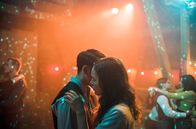 Märzengrund – Elias (Jakob Mader) und die Moid (Verena Altenberger) tanzen bei einer Dorffeier. Die geschiedene Frau wird von Elias' Mutter nicht akzeptiert.
