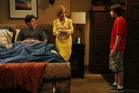 Two and a Half Men – Haben keine Lust auf die von Melissa arrangierte Geburtstagsparty für Alan: Charlie (Charlie Sheen, l.), Evelyn (Holland Taylor, M.) und Jake (August T. Jones, r.) ...