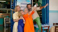 Reif für die Insel – v.l.n.r. Blandine Bouvier (Olivia Côte), Magalie Graulières (Laure Calamy), Bijou (Kristin Scott Thomas) und Dimitris (Panos Koronis)