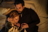 Becoming Elizabeth – Elizabeth Tudor (Alicia von Rittberg, l.); Thomas Seymour (Tom Cullen, r.)
