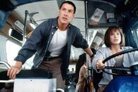 Speed – Der LAPD-Cop Jack Traven (Keanu Reeves) und die Amateur-Busfahrerin Annie (Sandra Bullock) geben kräftig Gas.