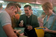 Pride – Bergarbeiter Dai (Paddy Considine, Mi.) sammelt in einem Schwulen-Club Geld für seine streikende Zunft. Zudem bedankt er sich bei der schwulen und lesbischen Community für deren unerwartete Unterstützung.