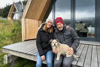 Auf und davon – Isabelle und Steff Felix vor einem ihrer Tiny-Häuser