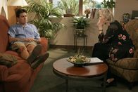 Two and a Half Men – Charlie (Charlie Sheen, l.) spricht sich bei der Psychologin Dr. Freeman (Jane Lynch, r.) über seine Erlebnisse mit seinem Bruder Alan aus ...