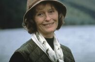 Rosamunde Pilcher: September – Violet Aird (Virginia McKenna) versucht alle Fäden in ihrer Familie und überhaupt im Dorf Strathcroy in den Händen zu behalten.