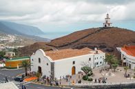 El Hierro - Mord auf den Kanarischen Inseln – Auf dem landschaftlich spektakulären El Hierro, der nördlichsten Insel der Kanaren, wird am frühen Morgen die Leiche des jungen Fran aufgefunden – und das ausgerechnet am Tag seiner Hochzeit mit der schönen Pilar.