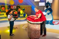 1, 2 oder 3 – Kamerakind Emilie aus Viersen/Deutschland filmt Elton beim Moderieren.
