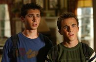 Malcolm mittendrin – Reese (Justin Berfield, l.) und Malcolm (Frankie Muniz, r.) können nicht verstehen, warum Dewey abgehauen ist ...