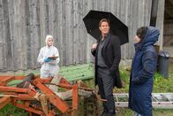 Der Alte – Die Ermittler treffen sich am Tatort: Sidonie von Krosigk als Dr. Luisa Geiger (hinter), Thomas Heinze als Caspar Bergmann (2.v.r.), Stephanie Stumph als Annabell Lorenz (r.)