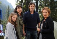 Die Alpenklinik – Oberschwseter Hertha (Katerina Jacob, rechts) bietet Maria (Leonie Brill), ihrer Mutter (Maria Köstlinger) und ihrem Vater Peter (Timothy Peach) an, auf ihrem Grund zu kampieren.