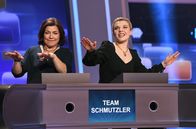 Quizduell - Olymp – Die Kandidatinnen des Teams "Schmutzler": Schauspielerin Claudia Schmutzler (l.) mit Tochter Charley Schmutzler (r.), Musikerin und Sängerin.