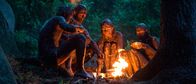 Raus – Nach einer ausgelassenen Schlammschlacht sitzen v.li. Glocke (Matti Schmidt-Schaller), Paule (Enno Trebs), Steffi (Matilda Merkel) und Judith (Milena Tscharntke) am Lagerfeuer.