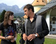 Der Bergdoktor – Martin (Hans Sigl) und Stefanie Tannenberg (Diane Willems) auf dem Friedhof.