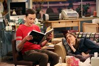 The Big Bang Theory – Als Sheldon (Jim Parsons, l.) Amy (Mayim Bialik, r.) aufsucht, findet er sie mit einer schweren Erkältung vor und da sie auf die Beziehungsrahmenvereinbarung pocht, bleibt ihm nichts anderes übrig, als sich um seine kranke Freundin zu kümmern ...