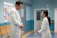 In aller Freundschaft – Chefarzt Dr. Philipp Brentano (Thomas Koch) hat Dr. Lilly Phan (Mai Duong Kieu) eine Unterstützung in einem sehr sensiblen Patientenfall zur Seite gestellt. Lilly versteht das als Zweifel an ihrer Kompetenz und beschwert sich. Doch Philipp macht ihr klar, dass sie sich hier etwas zu weit aus dem Fenster lehnt.