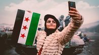 Tatort Syrien – Aus eigener Kraft haben die Syrerinnen und Syrer das Assad-Regime Anfang Dezember 2024 abgeschüttelt. Die Menschen können ihr Glück kaum fassen. Mehr als ein halbes Jahrhundert Diktatur liegen hinter ihnen.