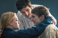 Forever Young – Der Theaterdirektor Patrice Chéreau (Louis Garrel, Mi.) gibt Stella (Nadia Tereszkiewicz, li.) und Victor (Vassili Schneider, re.) Anweisungen für eine Szene.