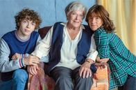 Von wegen altes Eisen – Huguette (Line Renaud, Mi.) soll Rémis (Romann Berrux, li.) Versetzung garantieren und darf dafür bei seiner Mutter Marion (Romane Bohringer, re.) einziehen. Doch aus der anfänglichen Win-Win-Situation wird schnell ein explosives Generationschaos