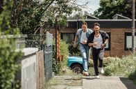 Tatort – l-r: Große Schreierei im Haus von Alina Barthel. Adam Schürk (Daniel Sträßer), und Leo Hölzer (Vladimir Burlakov) stürmen dorthin.