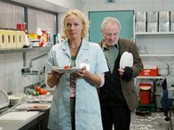Die Diebin & der General – Aushilfspflegerin Jessie (Katja Riemann) ist die einzige, die den "General" (Jürgen Hentsch) beruhigen kann, wenn er mit Geschirr um sich wirft.