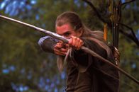 Der Herr der Ringe - Die Gefährten – Als Legolas (Orlando Bloom) endlich zum Schlachtfeld kommt, findet er den schwer verletzten Boromir vor ...