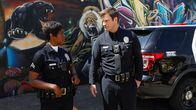 The Rookie – Talia Bishop (Afton Williamson) und John Nolan (Nathan Fillion) wollen weitere Graffiti Bemalungen auf der Wand verhindern.