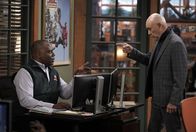 Last Man Standing – Chuck Larabee (Jonathan Adams, l.); Ed Alzate (Hector Elizondo, r.)