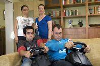 Sechserpack – Moderne Technik macht es heute möglich, z.B. gefährliche, schweißtreibende Sportarten direkt am heimischen Fernseher auszuüben, ohne dafür die Wohnung zu verlassen. Dies ist anscheinend eher ein "Männer-Ding", Frauen fehlt für dieses Faible wohl einfach das Verständnis ... (v.l.n.r. Shirin Soraya, Thomas Held, Nina Vorbrodt, Hanno Friedrich)