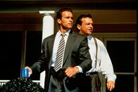 True Lies – Geheimagent Harry Tusker (Arnold Schwarzenegger, l.) führt ein Doppelleben als vermeintlicher Computerexperte und will die Welt vor einem Nuklearanschlag einer Terrorgruppe schützen.